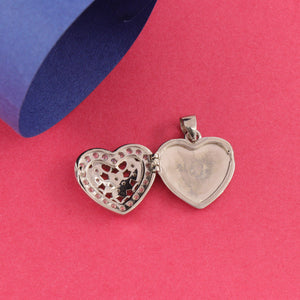 925 silver heart-shaped women's pendant with intricate design, 4g weight, 925 silver purity displayed on pink and blue background.