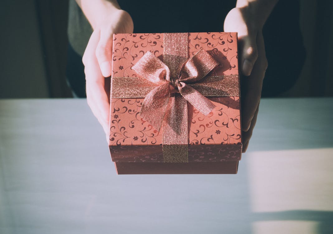 a women giving gift