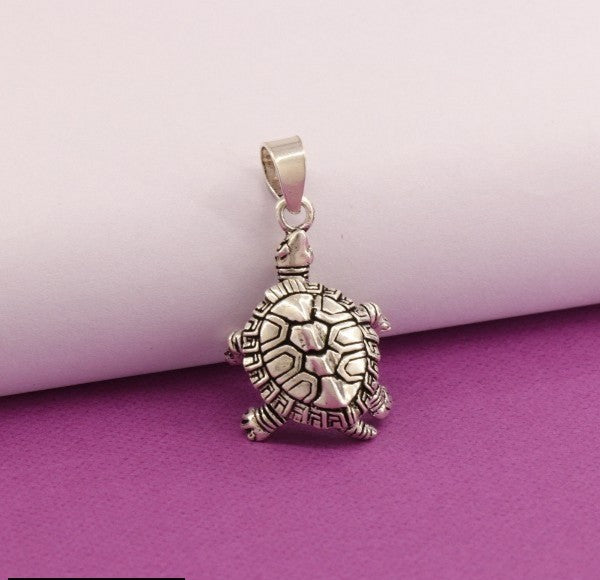 925 silver tortoise men pendant MP-72, weight 6g, 925 purity, detailed design lying on pink and white background