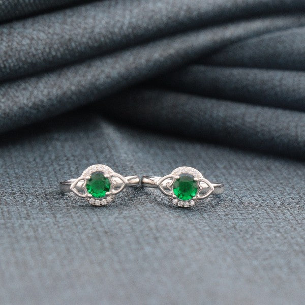 925 silver Indulala women toe-rings with green gemstones, model TE-281, weight 4g, showcasing purity and elegant design on fabric background.