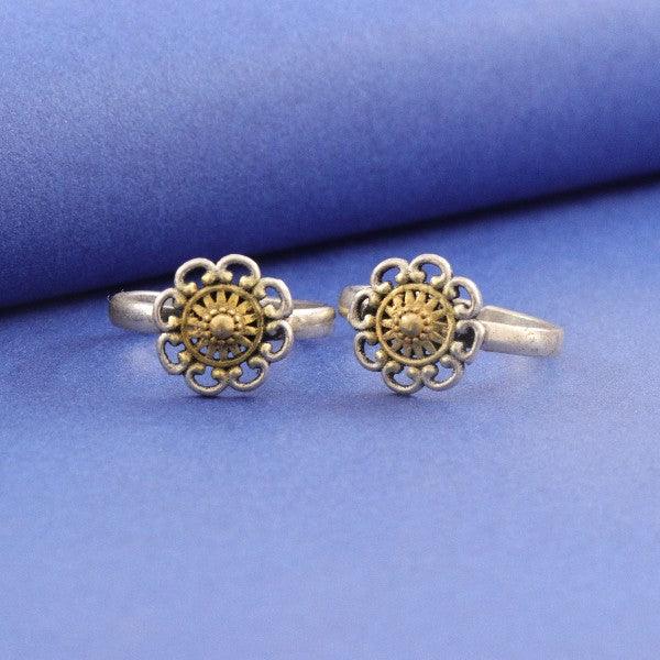 925 Silver Manjulika Women Toe-Rings TE-260 with floral design on blue background