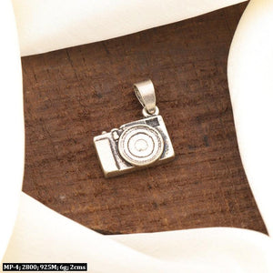 925 silver camera-shaped men's pendant MP-4, weight 6g, purity 925, displayed on a wooden surface with cream fabric.