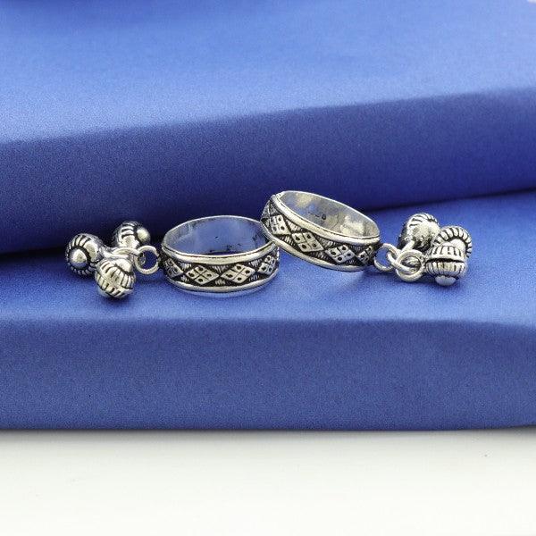 925 silver Shamim women toe-rings TE-148 with intricate designs and dangling charms, on blue background, 8g, pure 925 silver