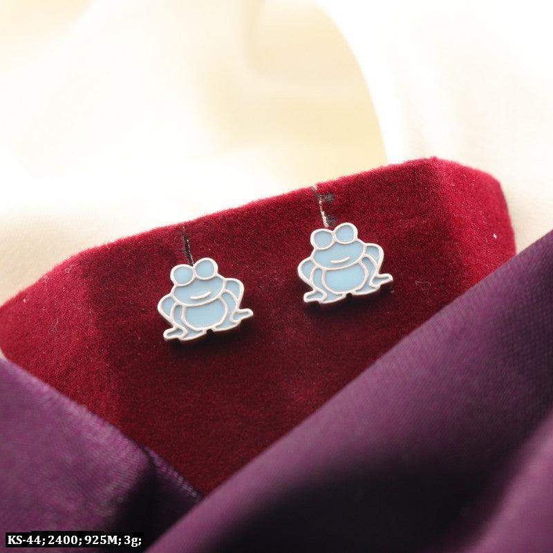 925 silver frog kids studs KS-44, 3g weight, on a red and white fabric background.