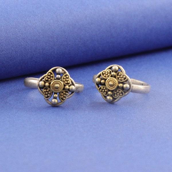 925 silver Madhur women toe-rings TE-258, 5g weight, showcasing intricate floral design on blue background.