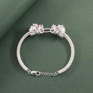 925 silver adjustable men's bracelet featuring tiger heads, model MB-194, purity 925, weight 18g, on green background.